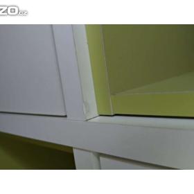Foto inzerátu Bílá komoda se zelenými výplněmi polic