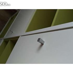 Foto inzerátu Bílá komoda se zelenými výplněmi polic