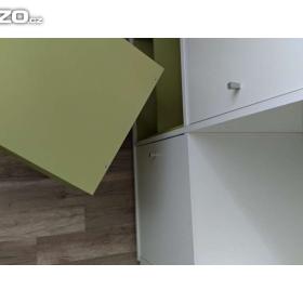 Foto inzerátu Bílá komoda se zelenými výplněmi polic