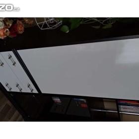 Foto inzerátu Černobílá starší obývací stěna + černý Tv stolek