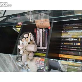 Foto inzerátu Černobílá starší obývací stěna + černý Tv stolek
