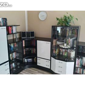 Foto inzerátu Černobílá starší obývací stěna + černý Tv stolek