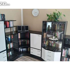 Foto inzerátu Černobílá starší obývací stěna + černý Tv stolek