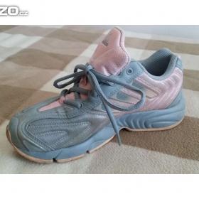 Foto inzerátu Dámské sportovní tenisky