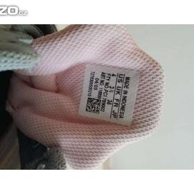 Foto inzerátu Dámské sportovní tenisky