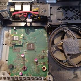 Foto inzerátu XBOX 360 E + 1 x bezdrátový ovladač, 1 org. hra
