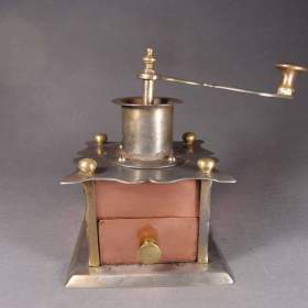 Fotka k inzerátu Orig. starý a netradiční mlýnek na kávu. Kombinace kovů / 19303223