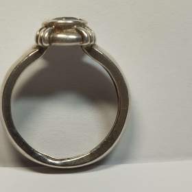 Foto inzerátu Starožitný stříbrný prsten s černým kamenem.