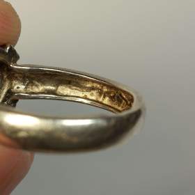 Foto inzerátu Starožitný stříbrný prsten s černým kamenem.