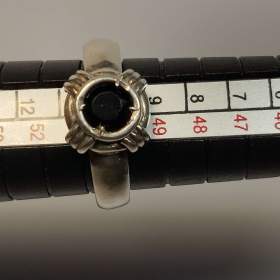 Fotka k inzerátu Starožitný stříbrný prsten s černým kamenem. / 19296565