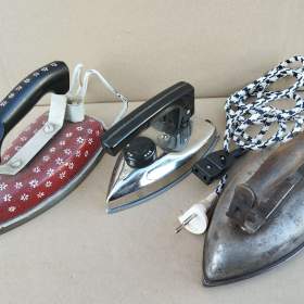 Fotka k inzerátu 3ks staré žehličky cena za vše 199,-  / 19651432