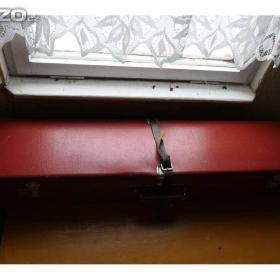 Foto inzerátu Starodávné kufry, žehlička, ruční vysavač, ruční šicí stroj, psací stroj a další