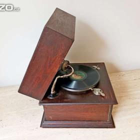 Foto inzerátu Starožitný stolní gramofon ve dřevěné skříni Carnophon, plně fukční, rok 1905