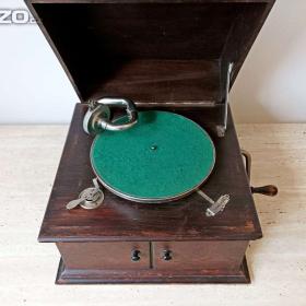 Foto inzerátu Starožitný stolní gramofon ve dřevěné skříni Carnophon, plně fukční, rok 1905
