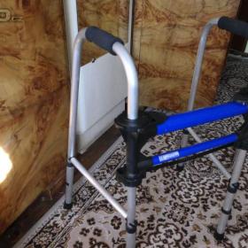 Foto inzerátu Mechanický vysavač, válečeky na malování, těsnění, malířské štětky,chodítko