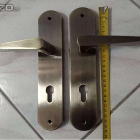 Foto inzerátu Nové dveřní kování.