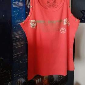 Foto inzerátu Dámské  ODĚVY. Trička, tílka, topy, mikiny, svetry, sukně...Vel. S-M -L . Dobrý stav 