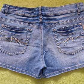 Foto inzerátu Dámské  ODĚVY. Trička, tílka, topy, mikiny, svetry, sukně...Vel. S-M -L . Dobrý stav 