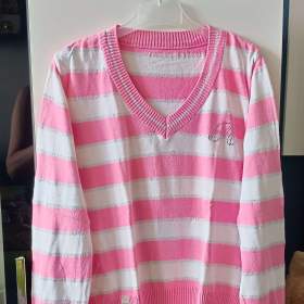 Foto inzerátu Dámské  ODĚVY. Trička, tílka, topy, mikiny, svetry, sukně...Vel. S-M -L . Dobrý stav 