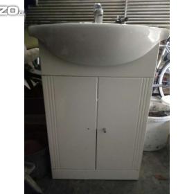 Fotka k inzerátu Prodám levně zánovní koupelnovou skříňku s keramickým umyvadlem a baterii / 13502293