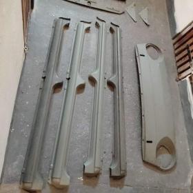 Foto inzerátu ŠKODA 100 NOVÉ BLATNÍKY,PRAHY,PŘEDNÍ ČELO + náhradní díly na ŠKODA 100