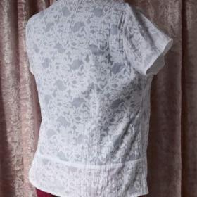 Foto inzerátu Bílá halenka s kytičkami a flitry vel.44