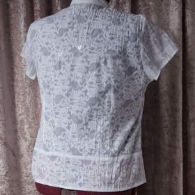 Foto inzerátu Bílá halenka s kytičkami a flitry vel.44