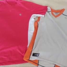 Foto inzerátu Čtyři trika, body a tepláky jen za 50 Kč za jedno