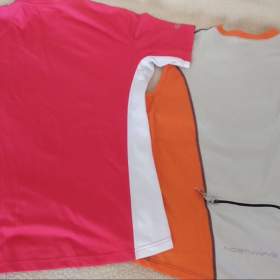 Foto inzerátu Čtyři trika, body a tepláky jen za 50 Kč za jedno