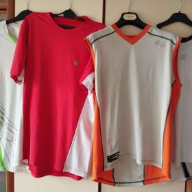 Foto inzerátu Čtyři trika, body a tepláky jen za 50 Kč za jedno