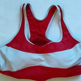 Foto inzerátu Čtyři trika, body a tepláky jen za 50 Kč za jedno