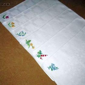 Foto inzerátu Bílé plátěné ubrousky s ruční výšivkou 6 ks