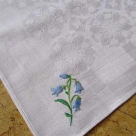 Foto inzerátu Bílé plátěné ubrousky s ruční výšivkou 6 ks