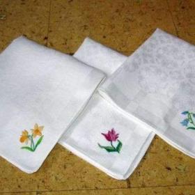 Foto inzerátu Bílé plátěné ubrousky s ruční výšivkou 6 ks