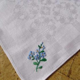 Foto inzerátu Bílé plátěné ubrousky s ruční výšivkou 6 ks
