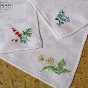 Foto inzerátu Bílé plátěné ubrousky s ruční výšivkou 6 ks