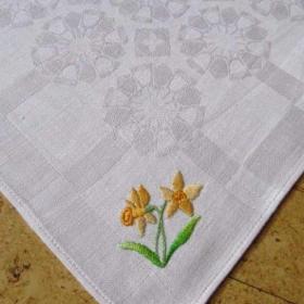Foto inzerátu Bílé plátěné ubrousky s ruční výšivkou 6 ks