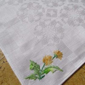 Foto inzerátu Bílé plátěné ubrousky s ruční výšivkou 6 ks