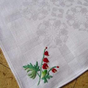 Foto inzerátu Bílé plátěné ubrousky s ruční výšivkou 6 ks