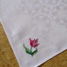 Foto inzerátu Bílé plátěné ubrousky s ruční výšivkou 6 ks