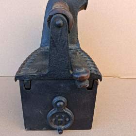 Foto inzerátu Krásná a vzácná velmi stará žehlička s komínem. Zdobená.