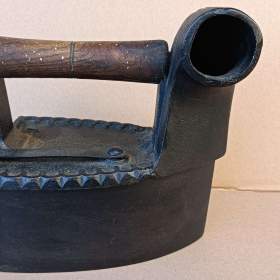 Foto inzerátu Krásná a vzácná velmi stará žehlička s komínem. Zdobená.