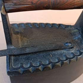 Foto inzerátu Krásná a vzácná velmi stará žehlička s komínem. Zdobená.