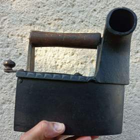 Foto inzerátu Krásná a vzácná velmi stará žehlička s komínem. Zdobená.