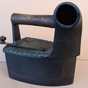 Foto inzerátu Krásná a vzácná velmi stará žehlička s komínem. Zdobená.