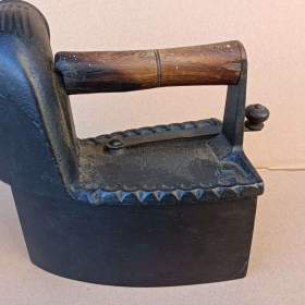 Foto inzerátu Krásná a vzácná velmi stará žehlička s komínem. Zdobená.