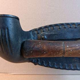 Foto inzerátu Krásná a vzácná velmi stará žehlička s komínem. Zdobená.