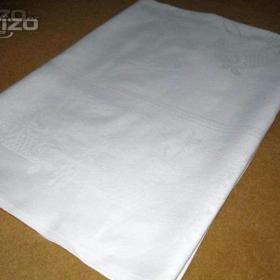 Foto inzerátu Čistě bílý vintage damaškový ubrus vzor růže