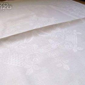 Foto inzerátu Čistě bílý vintage damaškový ubrus vzor růže