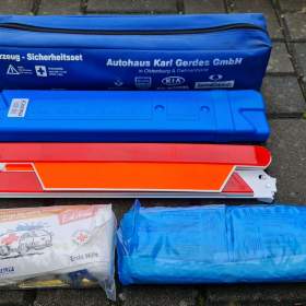 Fotka k inzerátu AUTOLÉKÁRNIČKA + VÝSTRAŽNÝ TROJÚHELNÍK / 17671890